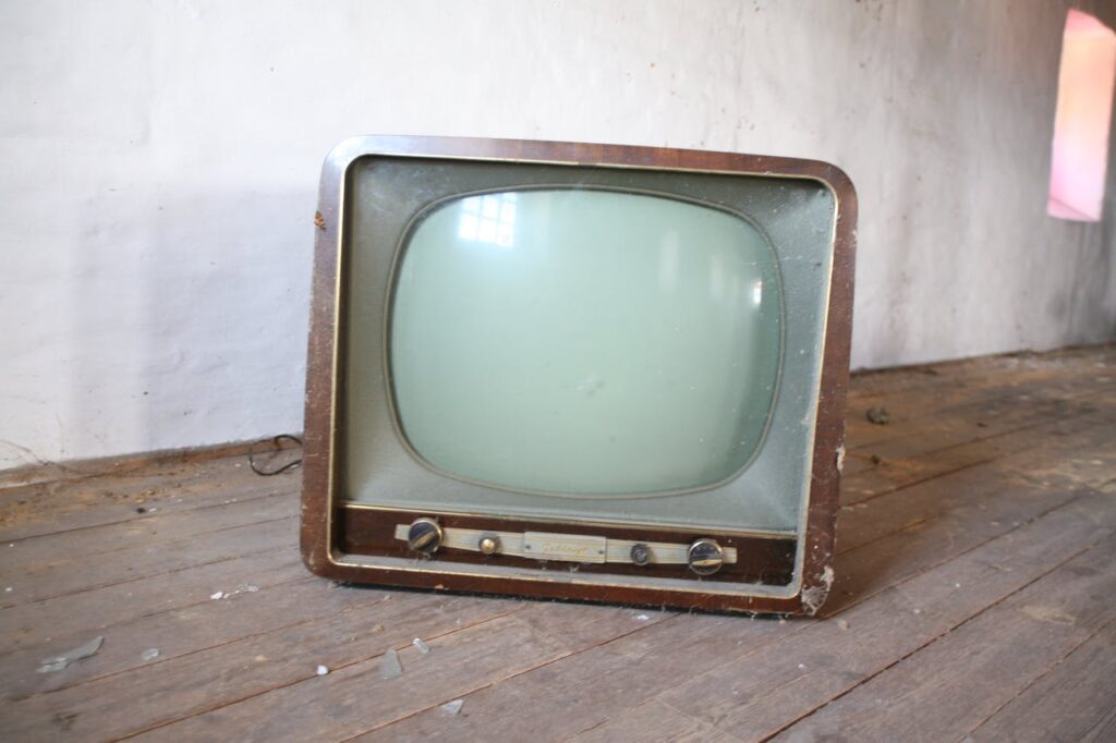 An old fashioned TV from the early days of home entertainment.